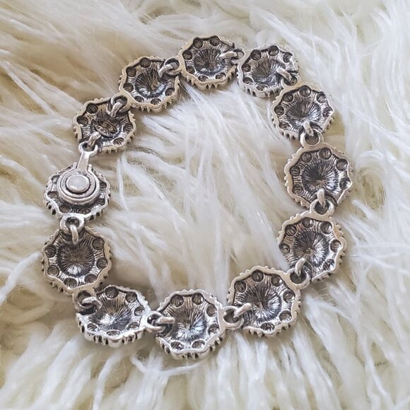 Magnetic Beautiful Daisy Dazzling Bracelet. 🌴 - Picture 4 of 5